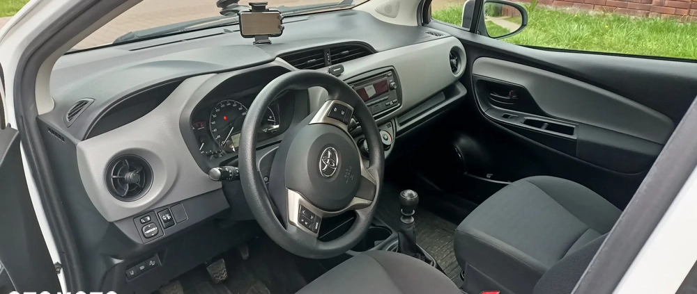 Toyota Yaris cena 43000 przebieg: 168900, rok produkcji 2018 z Józefów małe 232